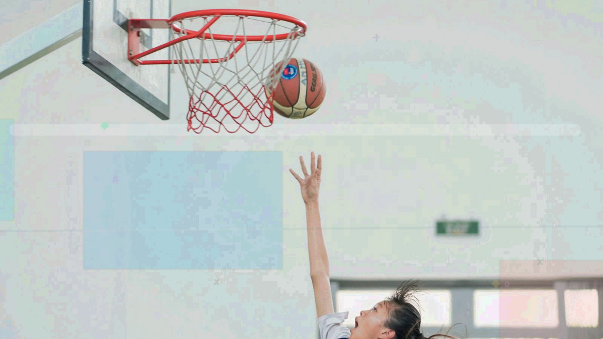 暗调画面中排列整齐的时间刻痕纹理，低饱和、无标识